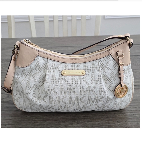 Michael Kors Cream Leather Shoulder Bag with Gold Hardware - Picture 2 of 16